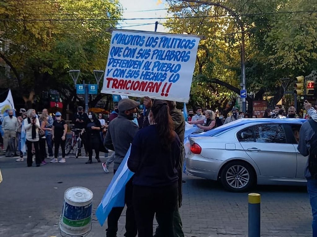 Decenas de personas se sumaron a la marcha contra las restricciones en la Peatonal de Mendoza.
