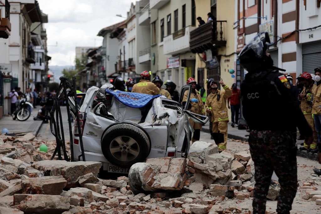 Un fuerte terremoto sorprendió a Ecuador este viernes y dejó al menos cuatro fallecidos. (AP)