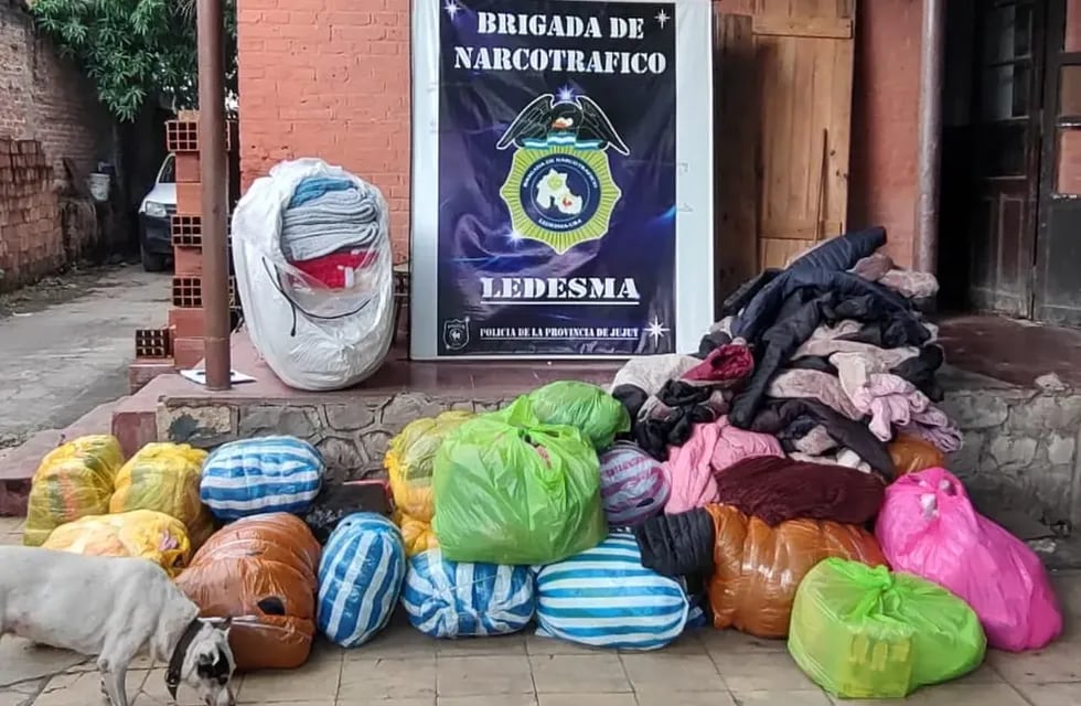 Policías de la Provincia desarticularon una maniobra de contrabando de ropa, en Jujuy.