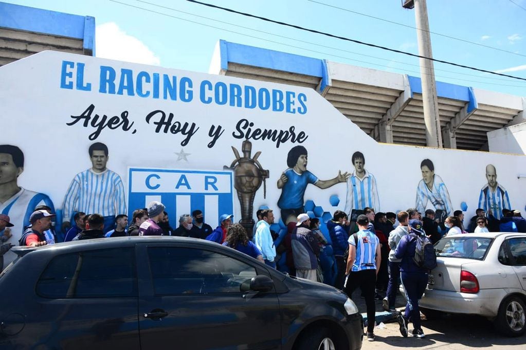 Hinchas de Racing hacen largas filas en el Miguel Sancho para comprar entradas para la final. (José  Hernández /La Voz)