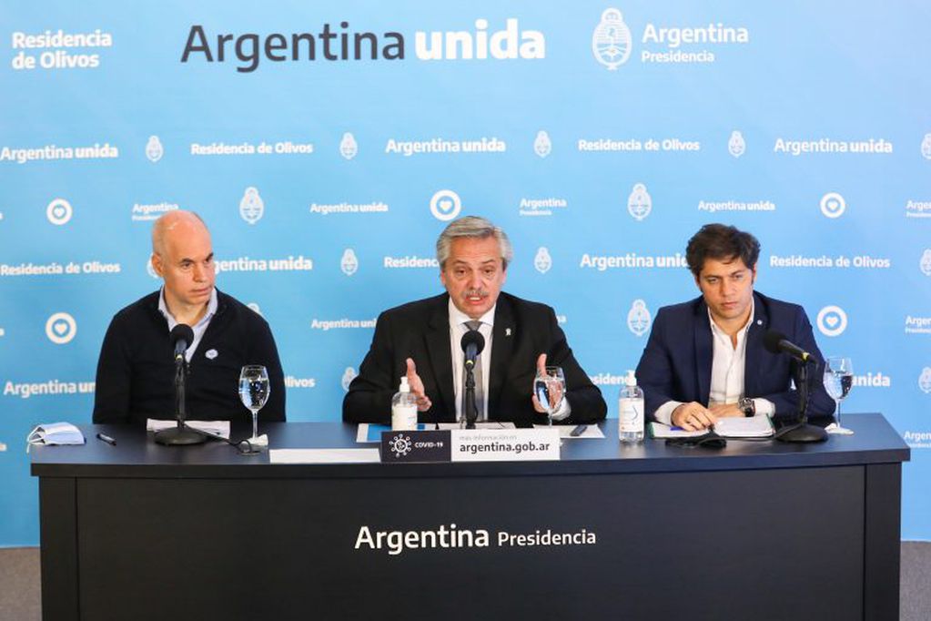 Alberto Fernández con Horacio Rodríguez Larreta a su derecha y Axel Kicillof a su izquierda (EFE/Esteban Collazo/Cortsía Presidencia de Argentina)