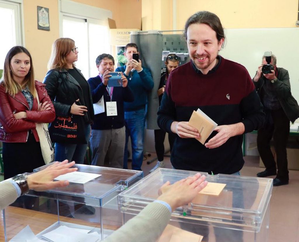 El líder de Podemos, Pablo Iglesias, votando en el colegio Público de La Navata (Foto: EFE/Angel Díaz)