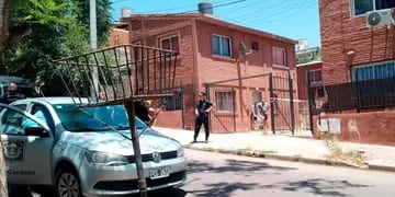 Espanto en el complejo. En un departamento de calle La Pampa, una policía atacó a balazos a sus hijos y luego se disparó.