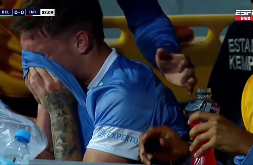 Jeremías Lucco salió lesionado apenas comenzó Belgrano ante Inter de Brasil, por lesión (Captura).
