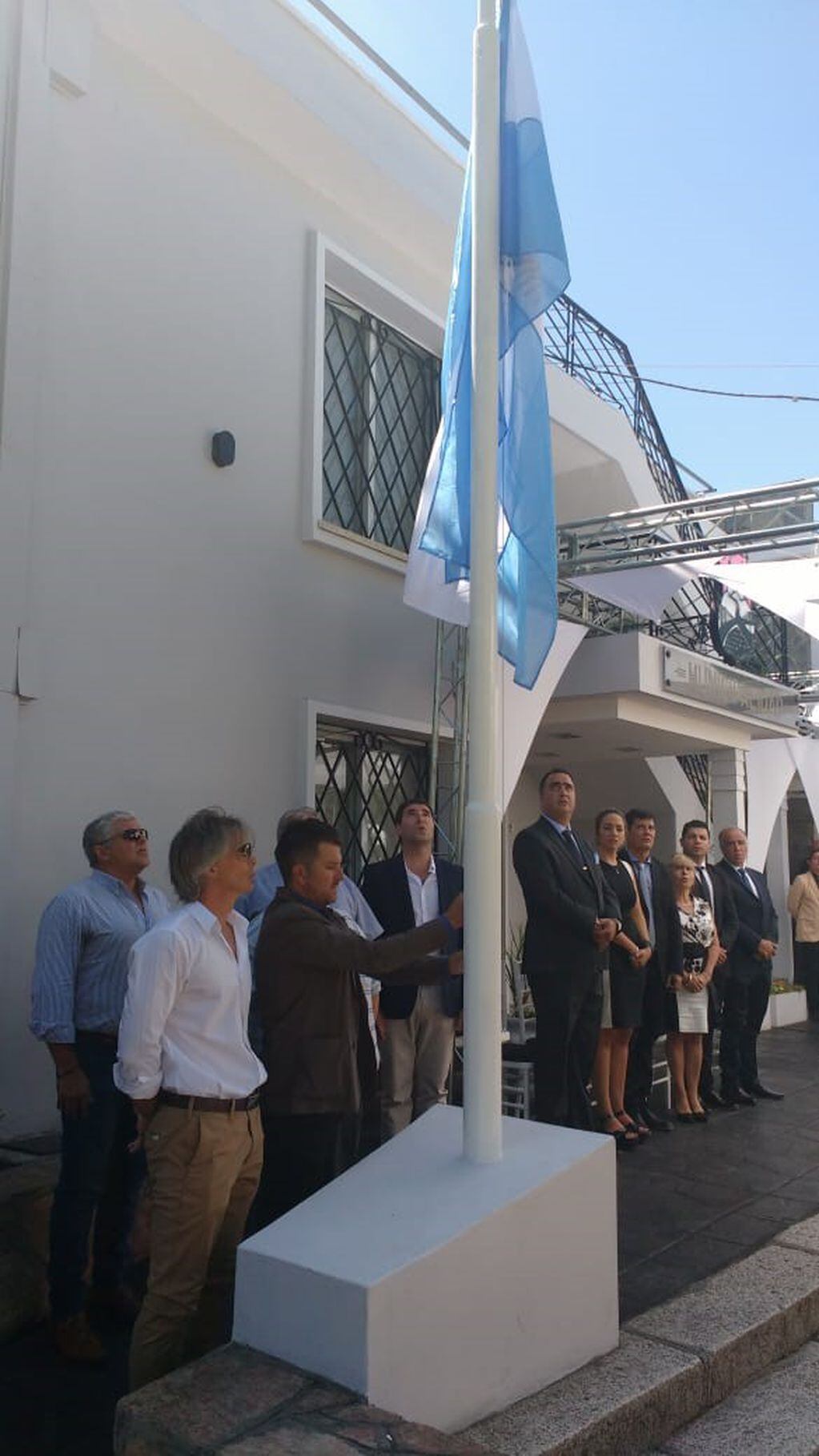 El presidente del Concejo Deliberante, Luciano Torres y referentes de instituciones intermedias de la ciudad procedieron al izamiento de la bandera.