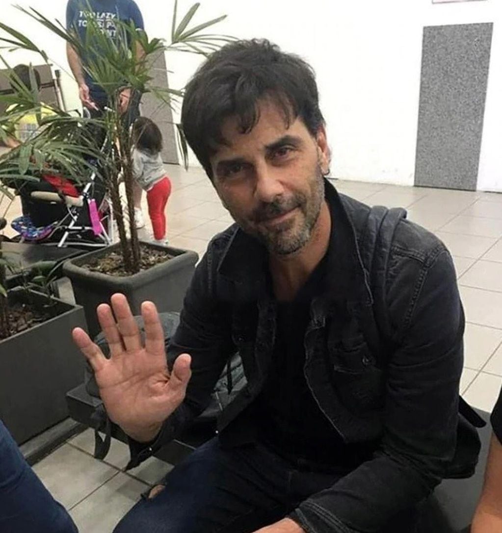 Juan Darthés en el aeropuerto de Rosario rumbo a Brasil el día que dejó el país. (Twitter)