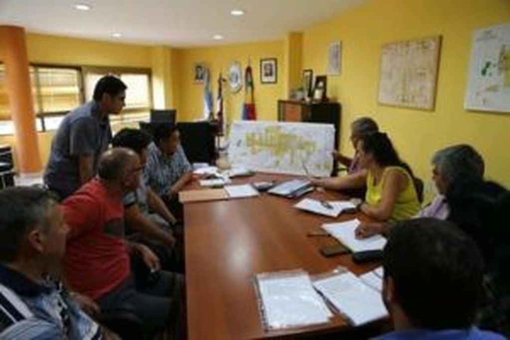El intendente de Eldorado, Fabio Martínez, y el director de Zona Norte, Jorge Frowein, junto a equipos de trabajo de lucha contra el dengue. (M. de Salud)
