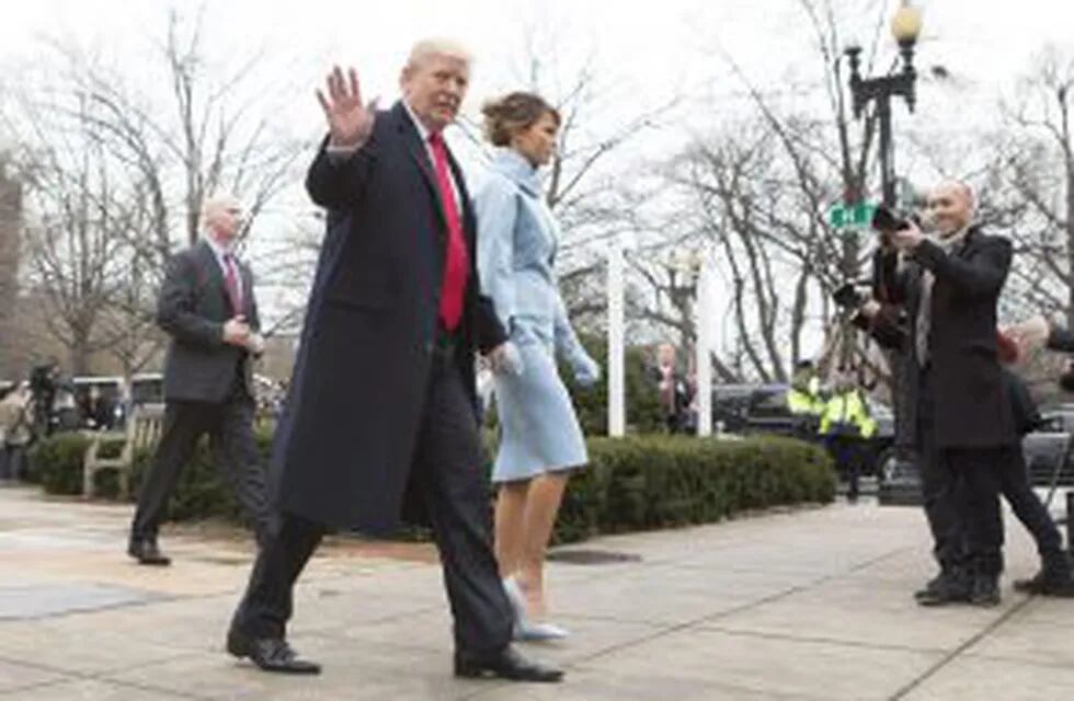 WDC01 WASHINGTON (ESTADOS UNIDOS) 20/01/2017.- El presidente electo de EE.UU., Donald J. Trump, y su esposa Melania salen de un servicio religioso celebrado en una iglesia frente a la residencia presidencial en Washington (EEUU), hoy, 20 de enero de 2017.