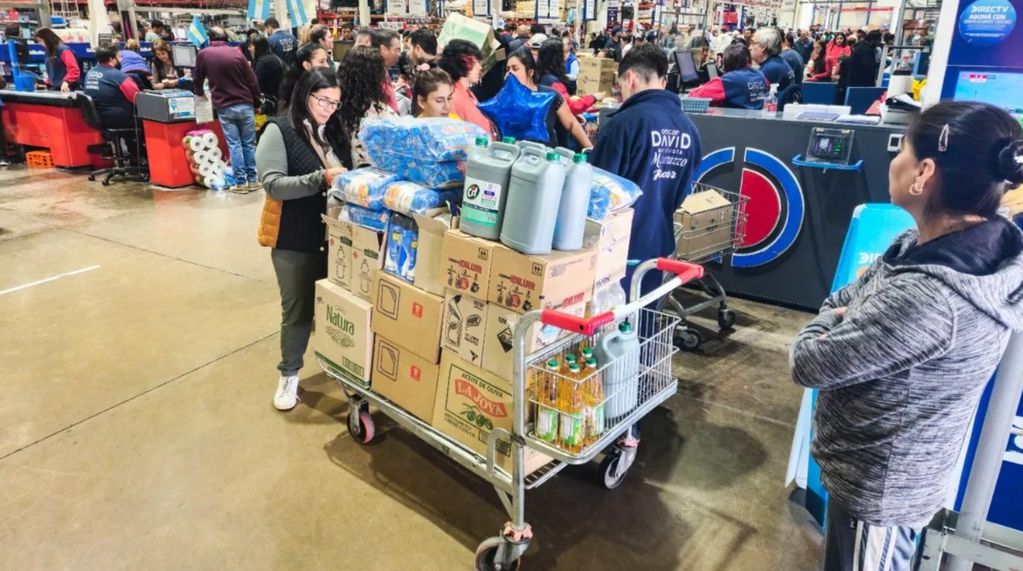 Una vez más los chilenos coparon supermercados y mayoristas mendocinos: hubo largas filas para ingresar a hacer las compras