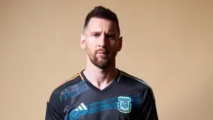 Lionel Messi con la camiseta alternativa de la selección femenina