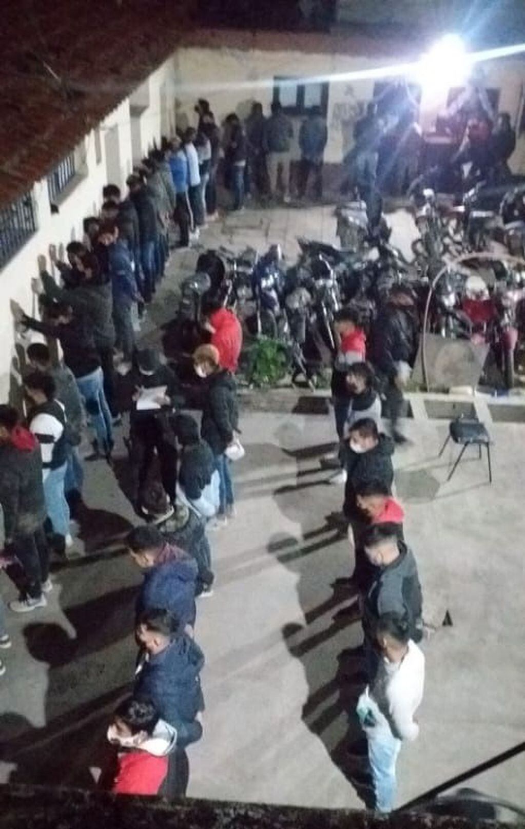 Casi ochenta personas fueron demoradas cuando fue descubierta una fiesta clandestina en San Pedro de Jujuy.