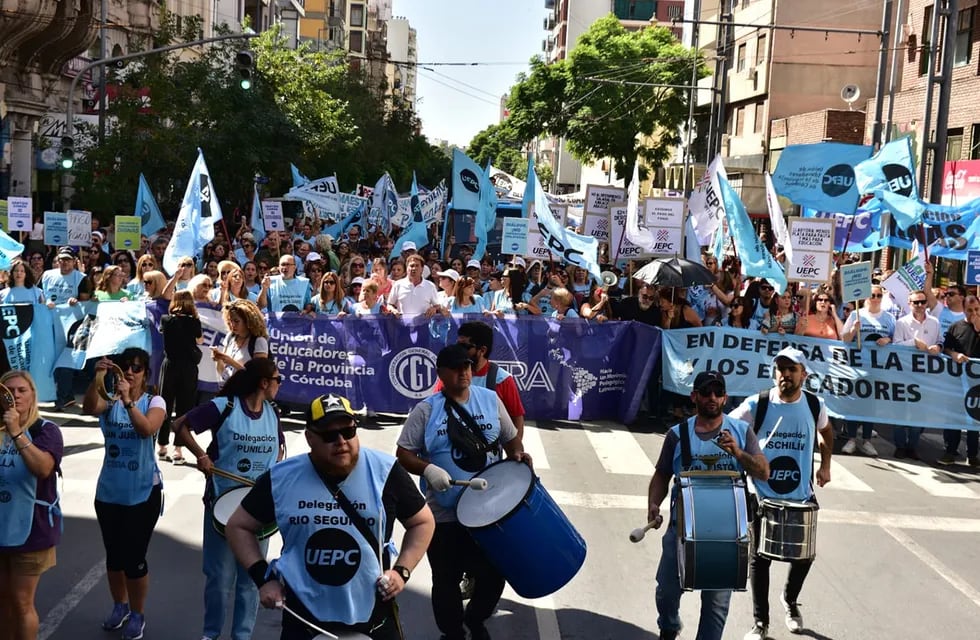 Docentes de Córdoba rechazaron la propuesta salarial del gobierno provincial.