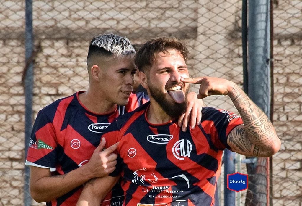 Thiago Olave y la dedicatoria para su hermana Arantza, con una seña que los identifica. Le hizo dos goles a Instituto por Liga Cordobesa. (Gentileza Fotografía Charly).