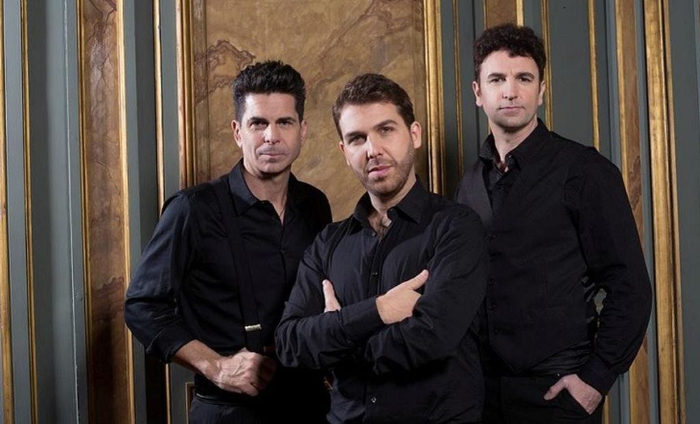 Héroe Trio Pop - Alejandro Falcone (1ro izquierda)