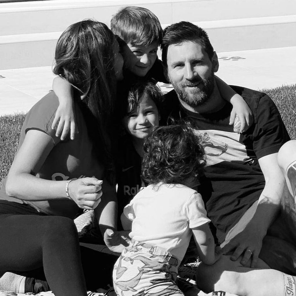 Lionel Messi y Antonela Roccuzzo junto a sus tres hijos (Instagram/ antonelaroccuzzo)