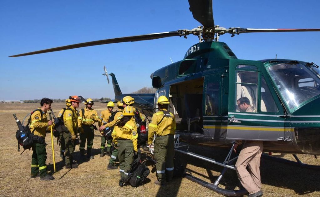 Los brigadistas viajaron en helicóptero hasta la zona cercana a la ruta del puente Rosario-Victoria.