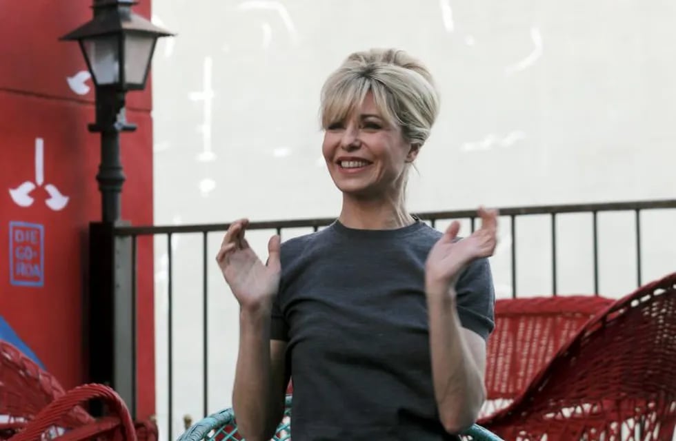 Karina Rabolini, wife of the Buenos Aires province governor and presidential candidate Daniel Scioli, gestures during an interview in Buenos Aires, September, 4, 2015. Scioli is comfortably leading opinion polls but many experts predict he will not avoid the second electoral round with Mauricio Macri. The presence of Scioli's wife, a former model and businesswoman with strong magnetism, is key for the electoral campaign. Picture taken September 4, 2015.  REUTERS/Enrique Marcarian buenos aires Karina Rabolini esposa del gobernador de buenos aires esposa del candidato a presidente FpV notas entrevistas reportajes