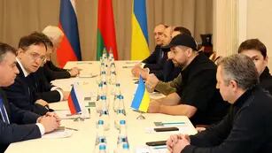Ucrania y Rusia en la primera reunión de conversaciones en un palacio bielorruso.
