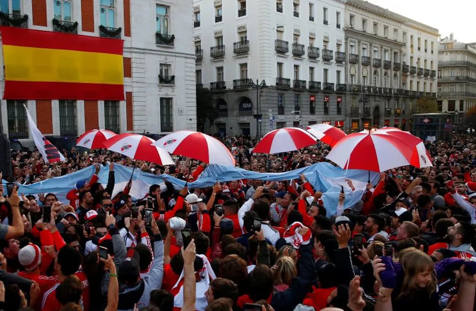Los fanáticos de River también tuvieron su banderazo en España (Foto: Javier Barbancho/REUTERS)