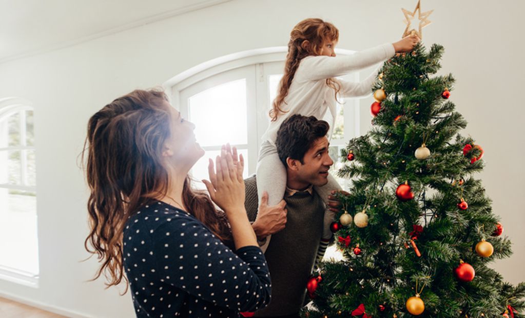 Cada familia adorna el arbolito de Navidad de acuerdo a sus propias tradiciones.