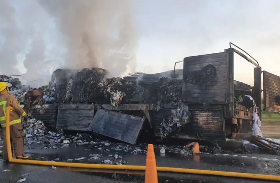 Incendio en la autopista (Foto: Cadena 3).
