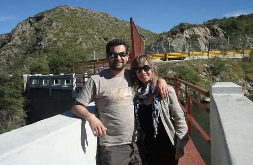 ARA San Juan: Hernán Rodríguez con su esposa Marcela Moyano. (Foto: Facebook)