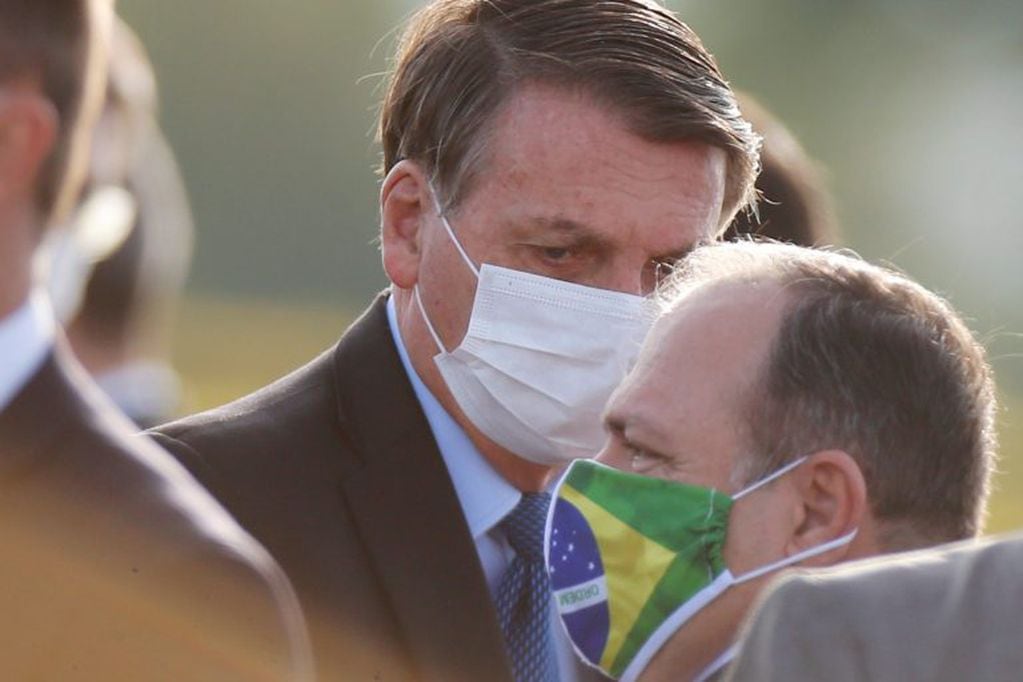 Jair Bolsonaro visitó al minsitro de Salud,  Eduardo Pazuello, que está internado por coronavirus (Foto: REUTERS/Adriano Machado)