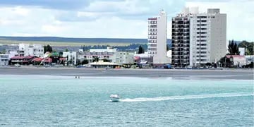 Puerto Madryn, ciudad costera de Chubut, muestra su perfil urbano desde el mar. Para Semana Santa, ofrece un surtido cronograma de actividades turísticas y religiosas.