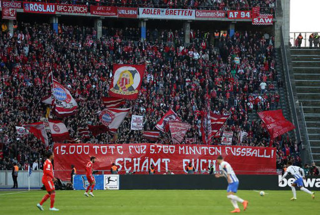 Banderas de protesta en la Bundesliga. (Foto: Getty)