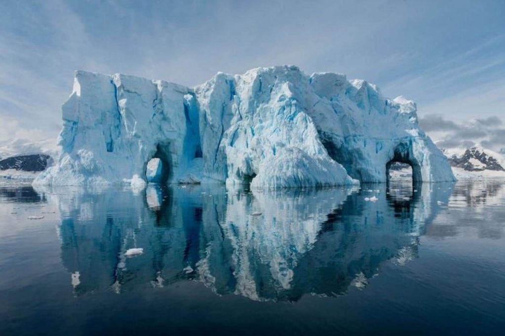 El flanco oeste de la Península Antártica se está calentando varias veces más rápido que el resto del planeta. El 90% de sus 674 glaciares están en retroceso en la actualidad. También esta aumentando el número de icebergs en el mar como este en la bahía de Andvord.