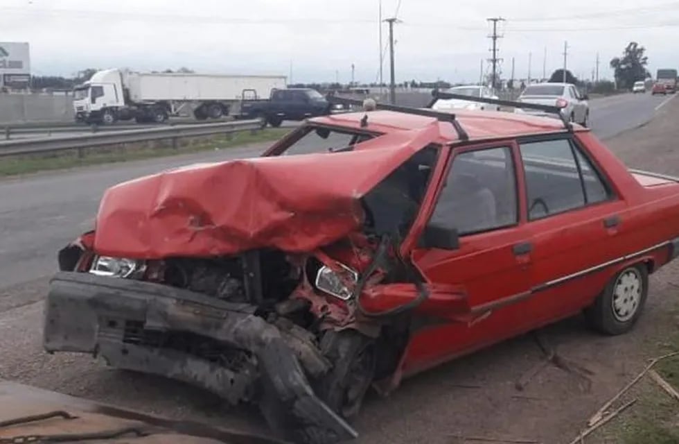 Un Renault 9 rojo quedó severamente dañado. (Juan José García)