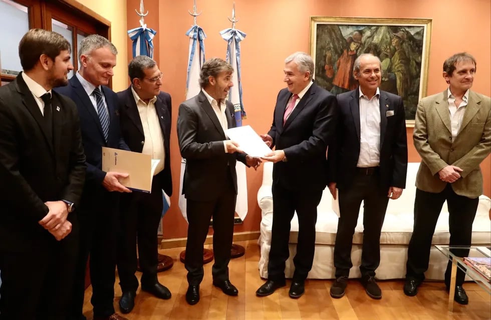 El CEO de Ledesma, Javier Goñi, recibe de manos del gobernador Morales el decreto por el cual el Poder Ejecutivo provincial crea formalmente el Parque Industrial Ledesma.