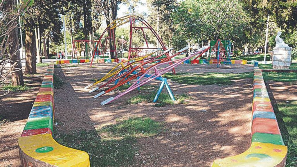 Plaza Integradora Juan Pablo II, creada en el año 2010 en los espacios recuperados del predio del Ferrocarril con juegos inclusivos.