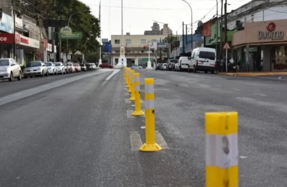 Colocan separadores viales sobre la avenida Uruguay.