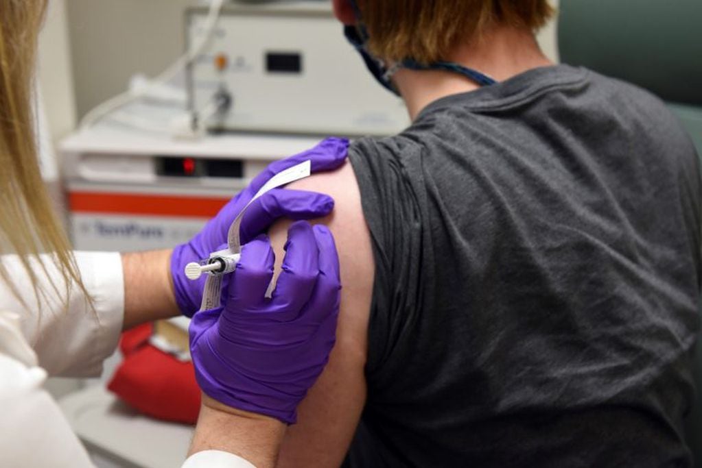 Comenzaron a aplicar la segunda dosis de la vacuna que el laboratorio Pfizer elaboró en conjunto con BioNTec (University of Maryland School of Medicine via AP)