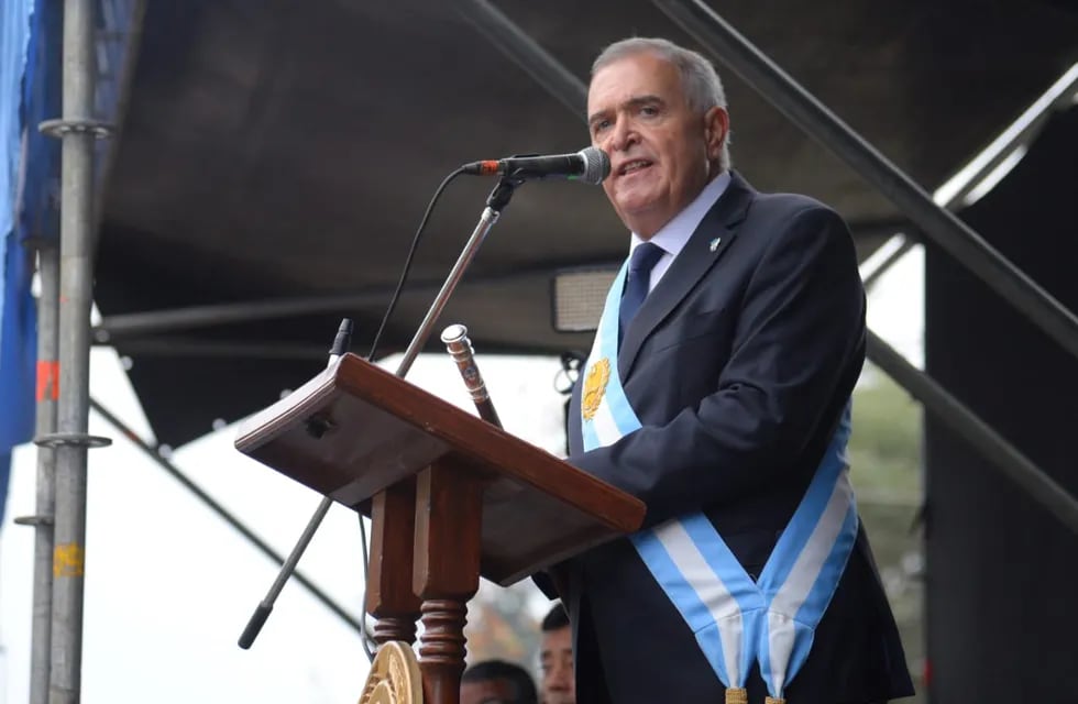 El gobernador Osvaldo Jaldo durante su discurso, dirigido a los cadetes del IES.