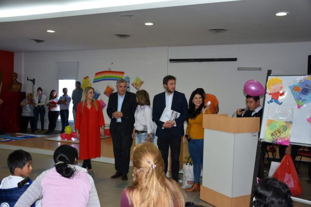El gobernador Gerardo Morales junto a su pareja y síndico de Jemse, Tulia Snopek, visitaron el hospital de niños de Jujuy