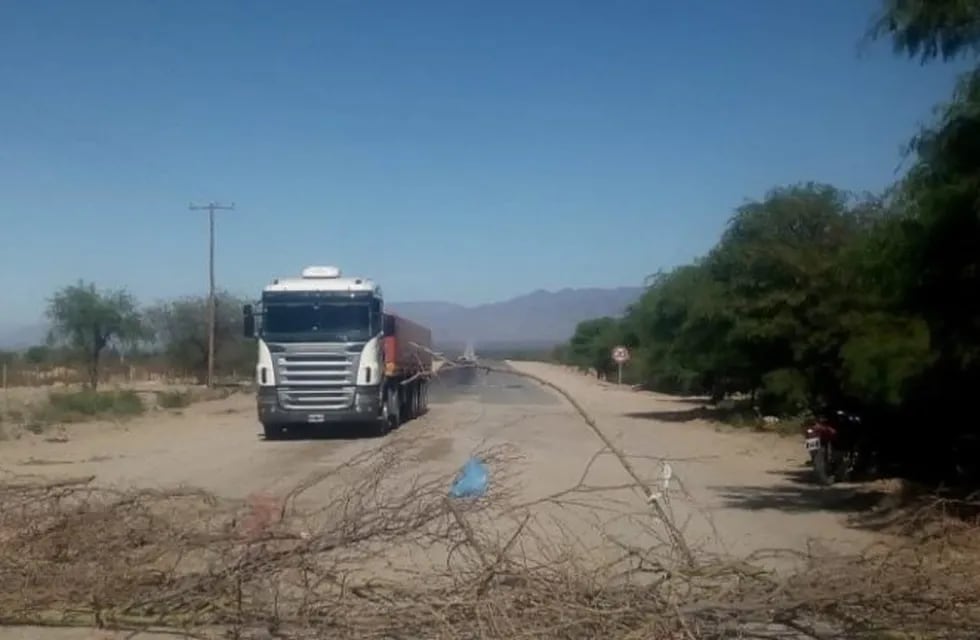 No se puede circular por la Ruta 46 debido al reclamo que llevan adelante 50 familias de Aldalgalá.