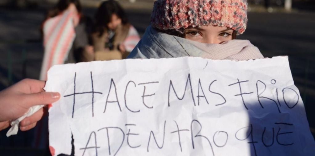 Alumnos protestan por la falta de calefacción en las escuelas de La Plata.