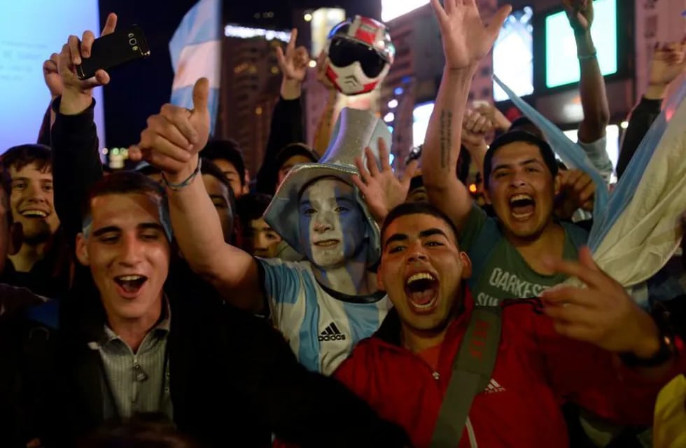 La gente festeja en el Obelisco la clasificación de Argentina. (Foto: DyN)