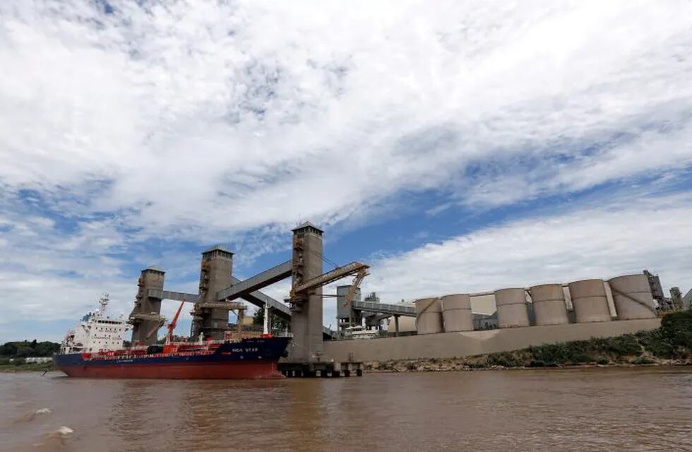 Grain is loaded aboard ships for export on a port on the Parana river near Rosario, Argentina January 31, 2017.  Picture taken January 31, 2017. REUTERS/Marcos Brindicci santa fe  puerto de granos sobre el rio parana barcos barco caguero exportacion granos