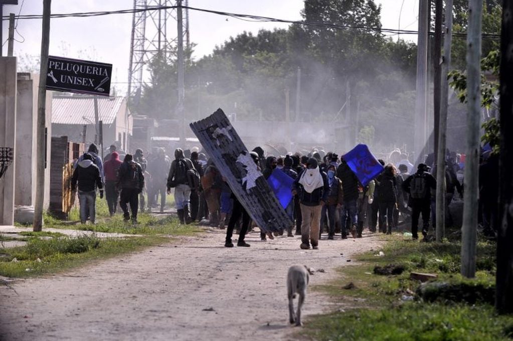 Desalojo de ocupantes que tomaban tierras en la localidad bonaerense de Guernica. (Clarín)