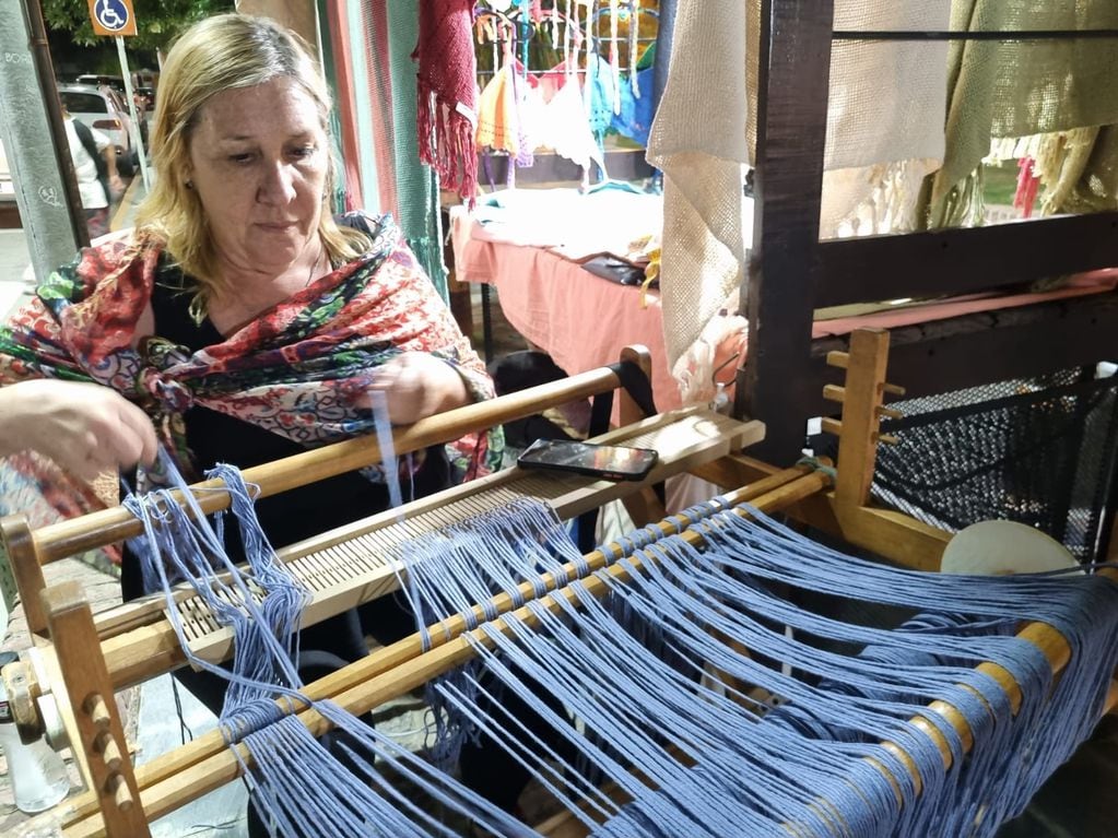 Silvia Rudich, artesana en telar en Traslasierra. Está en las ferias de Villa de las Rosas y de Nono (La Voz)