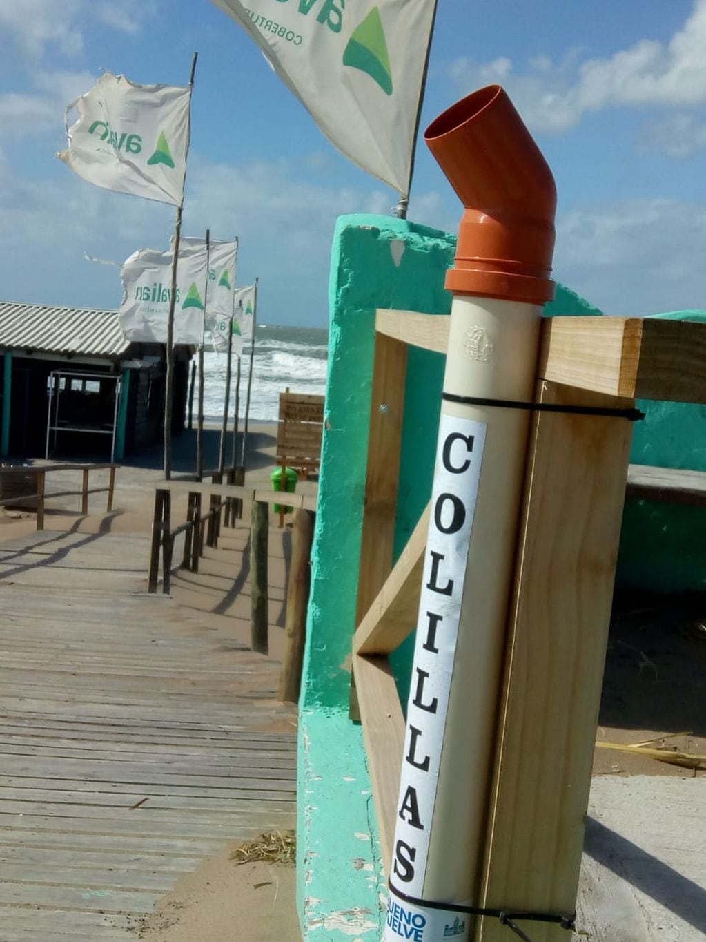 En las playas del Distrito de Tres Arroyos se colocaron contenedores para tirar las colillas de los cigarrillos