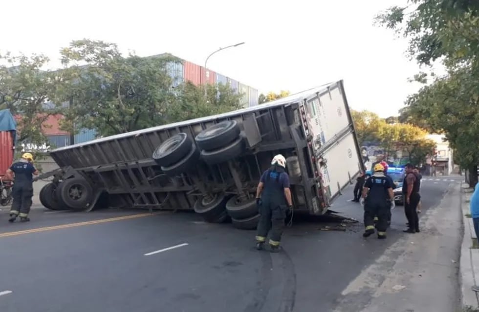 Volcó un camión con 16 toneladas de dulce de leche en Barracas. (Twitter)