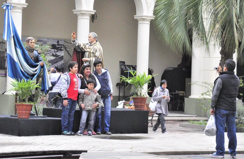 "Recorridos patrios por la ciudad", una de las propuestas del área de Turismo de la Municipalidad de San Salvador de Jujuy, lleva al visitante por el casco histórico capitalino.
