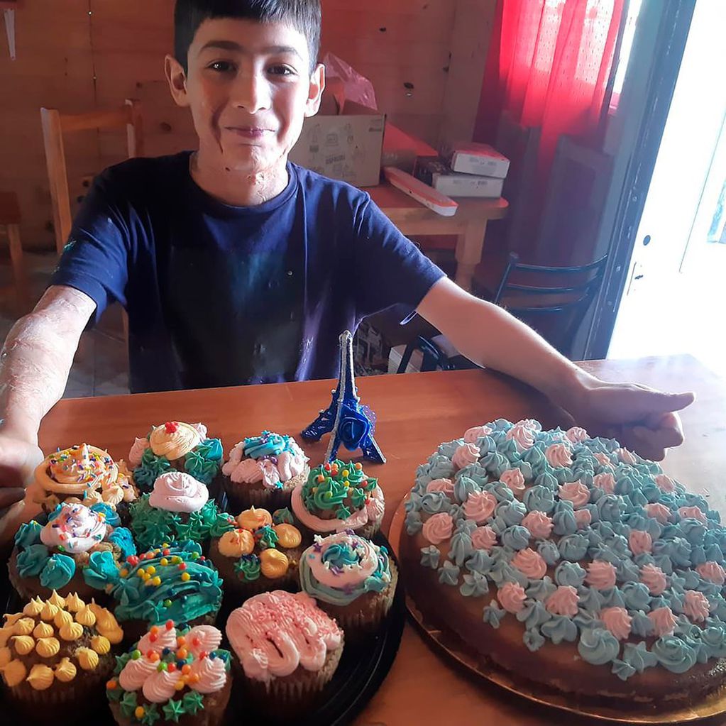 Joaquín, el niño pastelero junto a sus creaciones. (Foto: Instagram)