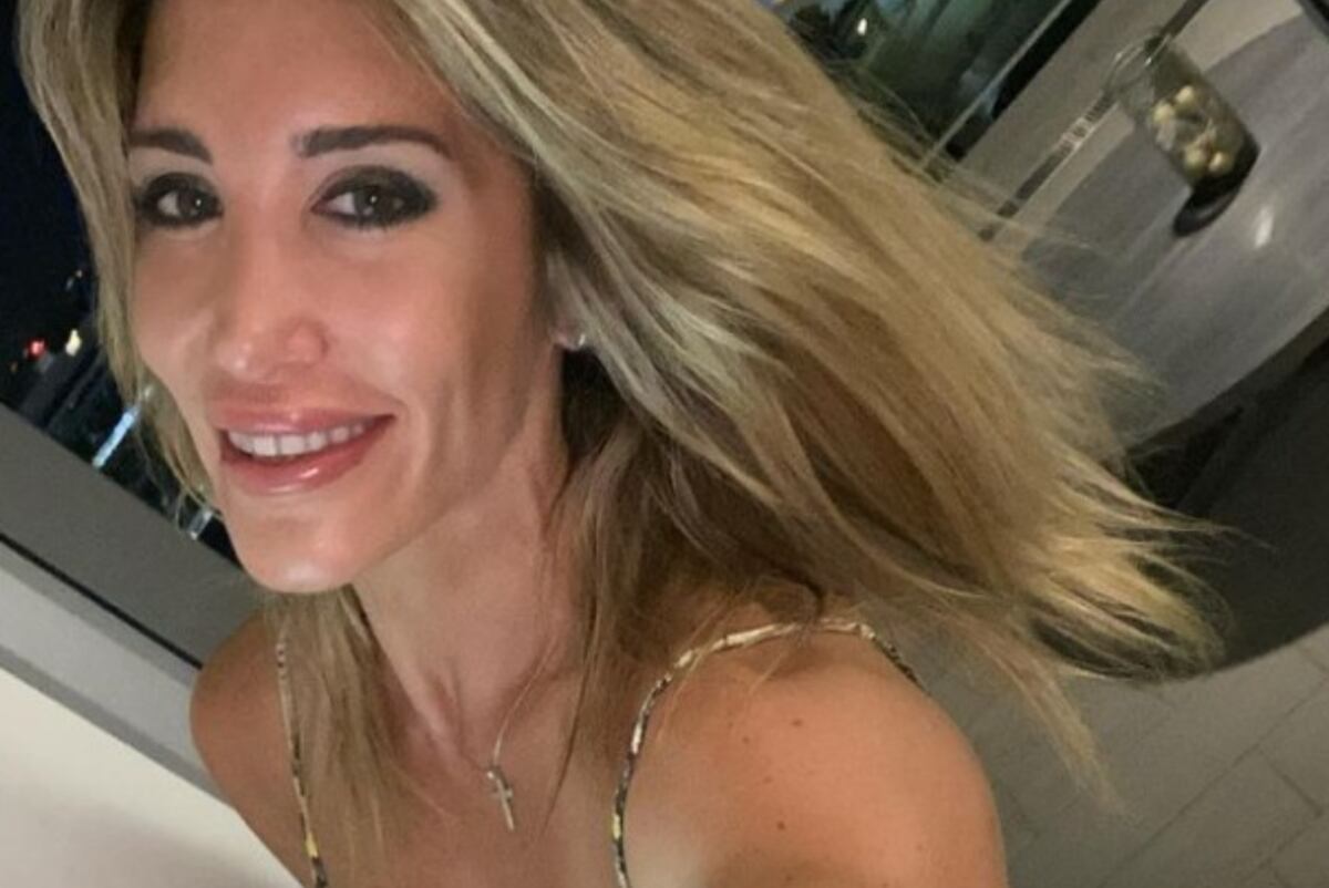 Ayelén Paleo posó frente al espejo recién levantada y sin ropa interior Vía Libre