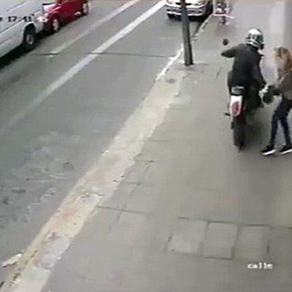 El momento en que el ladrón intenta arrebatar la cartera a la psicóloga. (Foto: Web)