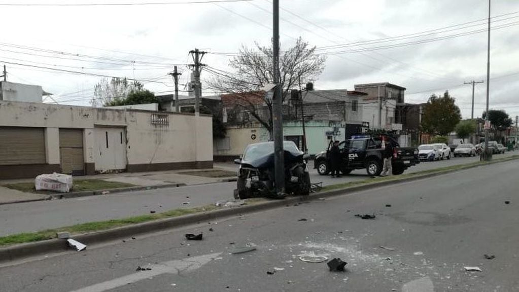 Auto chocó contra una columna de alumbrado público. (Rosario3)
